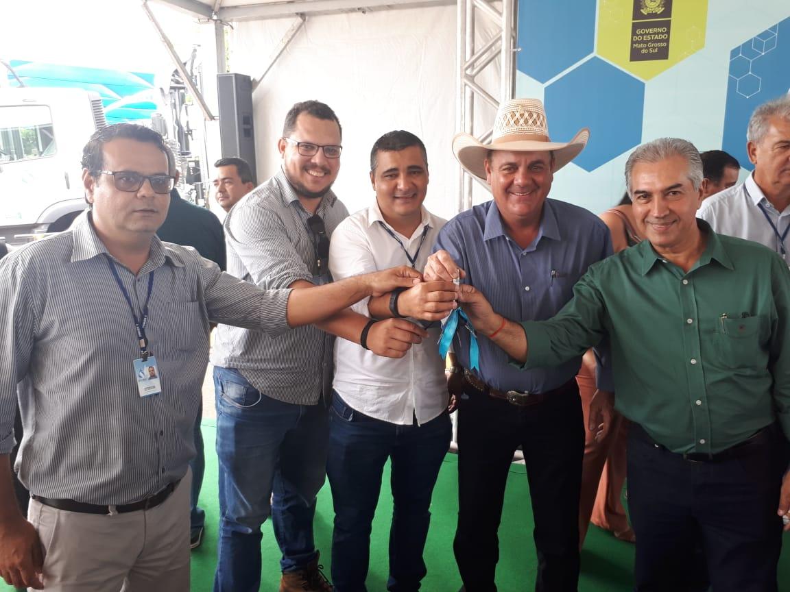 Angelo Guerreiro e Adilson Bahia recebe equipamentos do Governo para Sanesul de Três Lagoas Angelo Guerreiro e Adilson Bahia recebe equipamentos do Governo para Sanesul de Três Lagoas