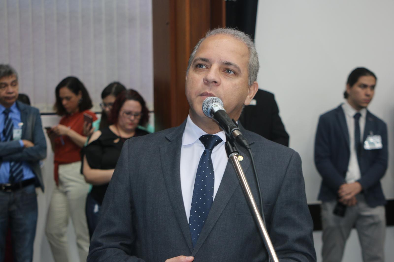 Após pedido de Coronel David, Prefeitura instala nova sinalização na Av. Manoel da Costa Lima Após pedido de Coronel David, Prefeitura instala nova sinalização na Av. Manoel da Costa Lima