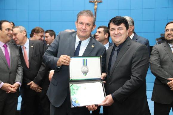 Eduardo Rocha homenageia prefeito de Vicentina com Comenda do Mérito Legislativo Eduardo Rocha homenageia prefeito de Vicentina com Comenda do Mérito Legislativo
