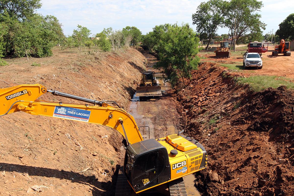 Prefeitura inicia limpeza no Córrego da Onça Prefeitura inicia limpeza no Córrego da Onça