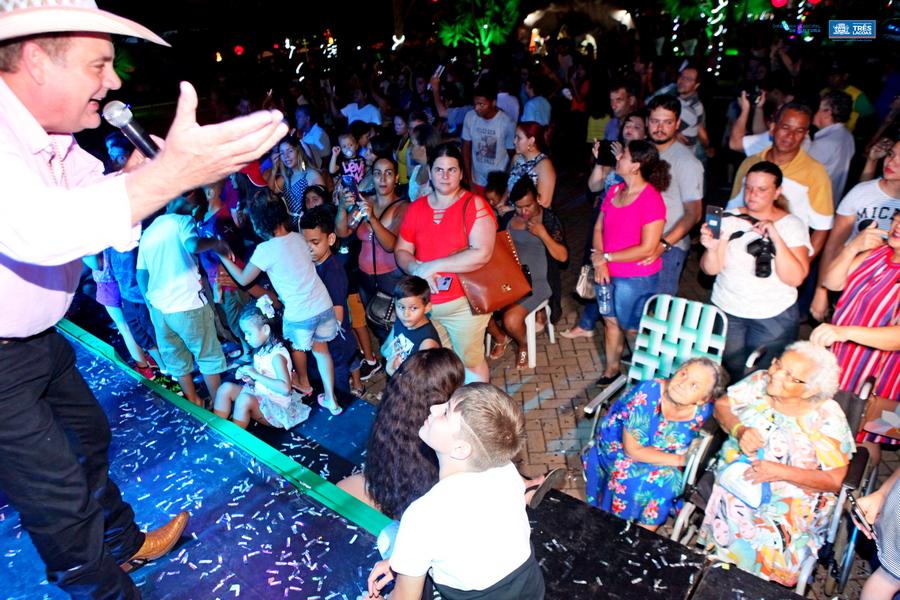 População de Três Lagoas prestigia inauguração das Luzes de Natal na Praça Ramez Tebet