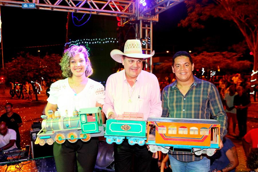 População de Três Lagoas prestigia inauguração das Luzes de Natal na Praça Ramez Tebet