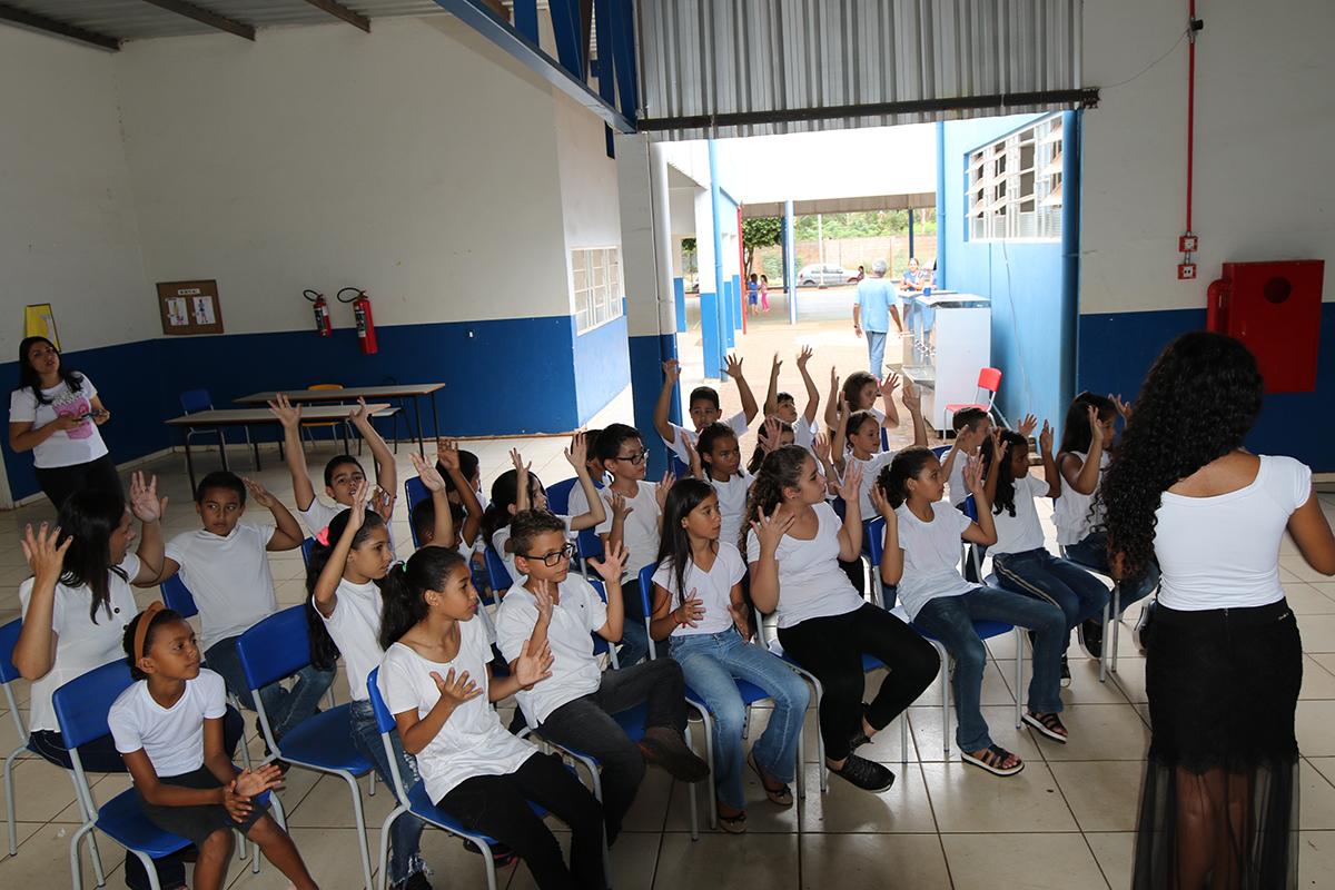 LIBRAS - Alunos de Escola Municipal participam do projeto “Mãos que falam”