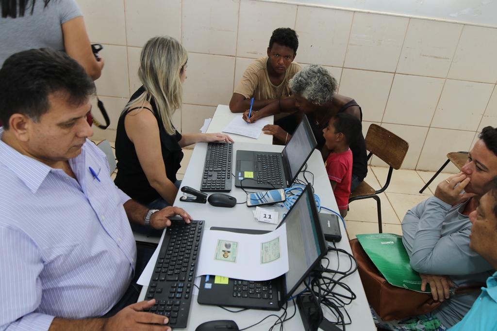 REGULARIZAÇÃO FUNDIÁRIA - 150 moradores do bairro Chácara Imperial dão entrada em suas escrituras