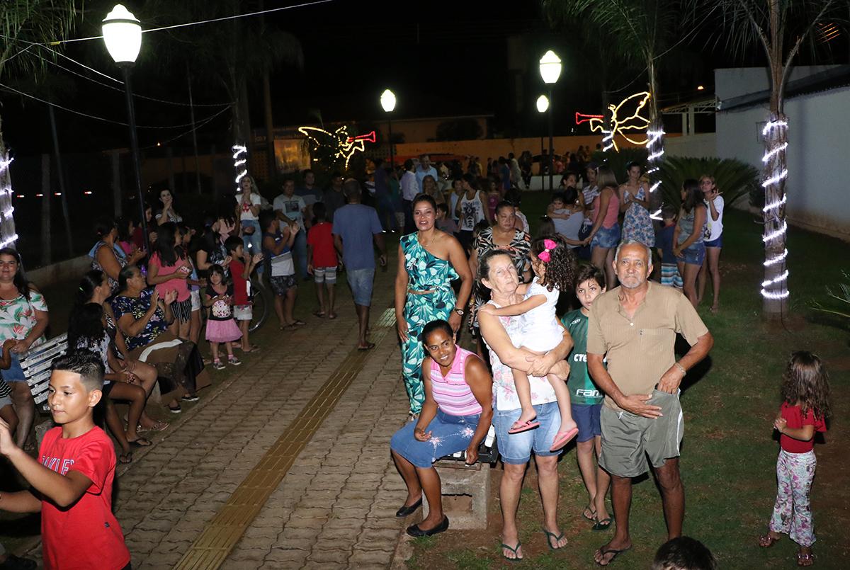 Moradores do Jupiá recebem iluminação natalina em Praça
