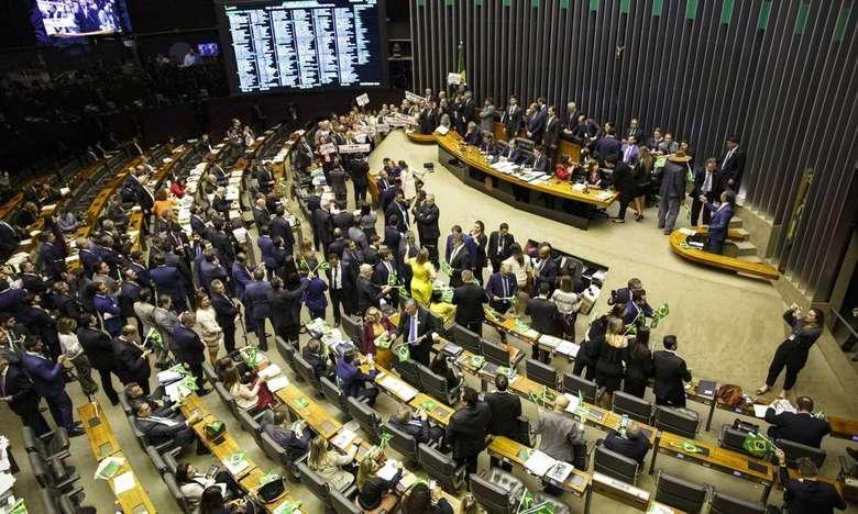 “Aprovado” nas redes sociais, fundo eleitoral ainda não foi a plenário “Aprovado” nas redes sociais, fundo eleitoral ainda não foi a plenário
