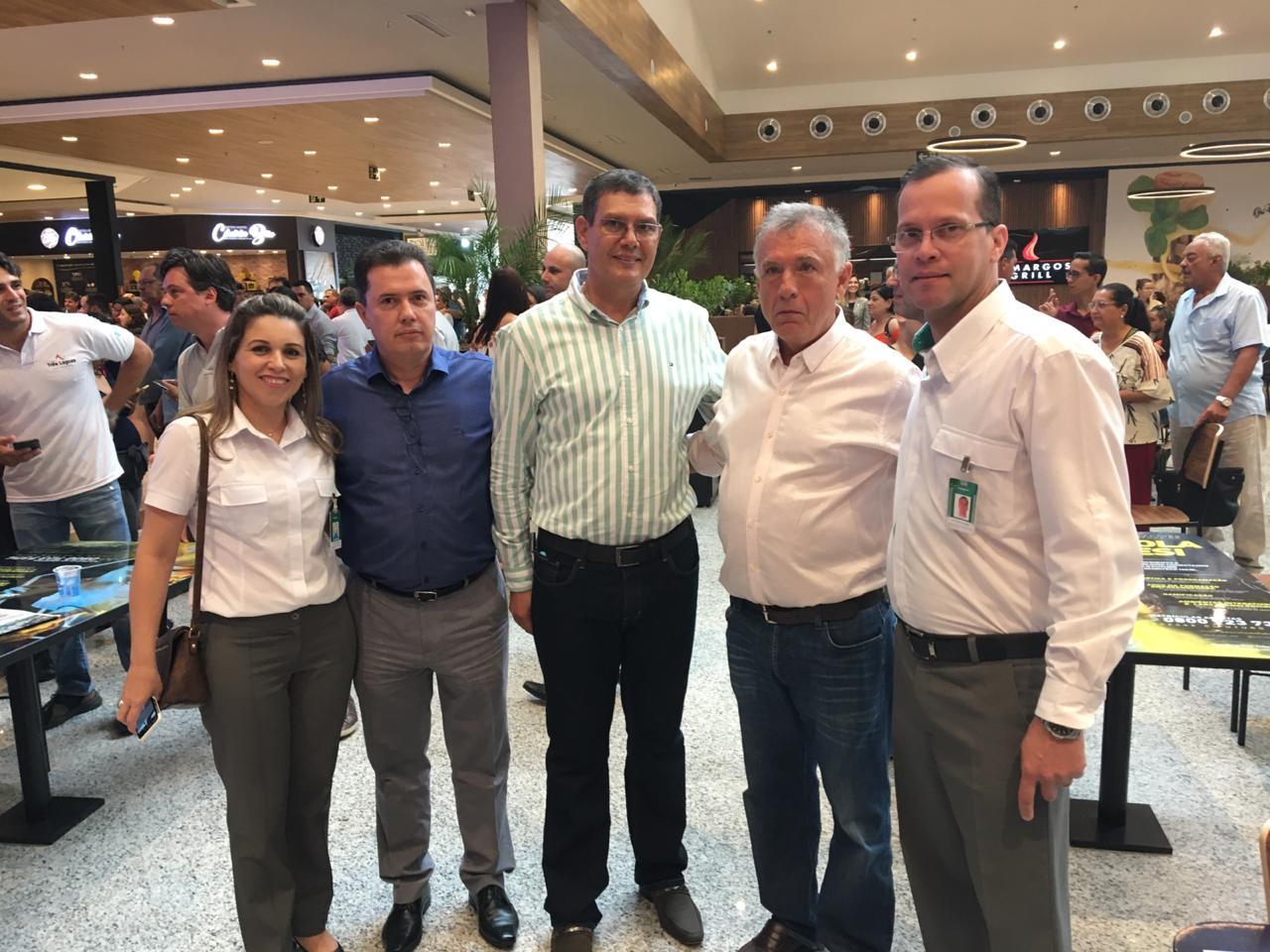 Diretoria e colaboradores da Unimed Três Lagoas participam da inauguração do Shopping
