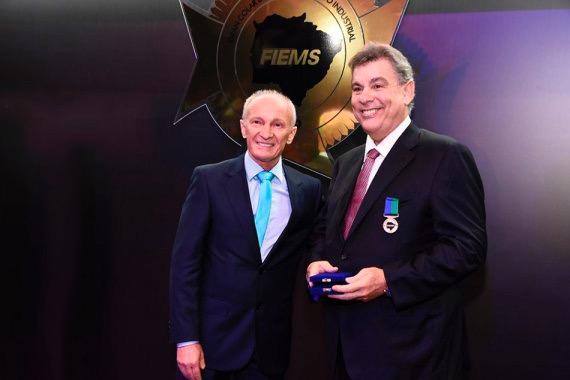 Empresário José Roberto Colnaghi, da GreenPlac, recebe prêmio da Federação das Indústrias do MS