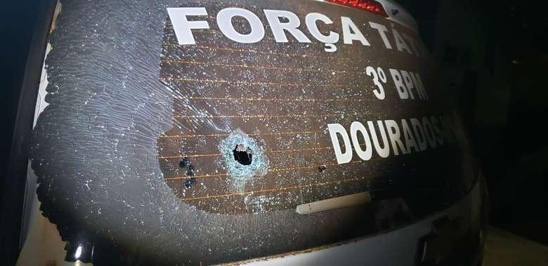 Policial fica ferido e viatura é apedrejada em ataque indígena Policial fica ferido e viatura é apedrejada em ataque indígena