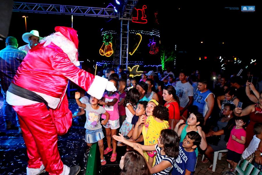 População de Três Lagoas prestigia inauguração das Luzes de Natal na Praça Ramez Tebet População de Três Lagoas prestigia inauguração das Luzes de Natal na Praça Ramez Tebet