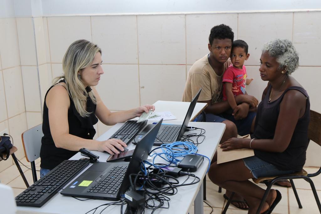 REGULARIZAÇÃO FUNDIÁRIA - 150 moradores do bairro Chácara Imperial dão entrada em suas escrituras
