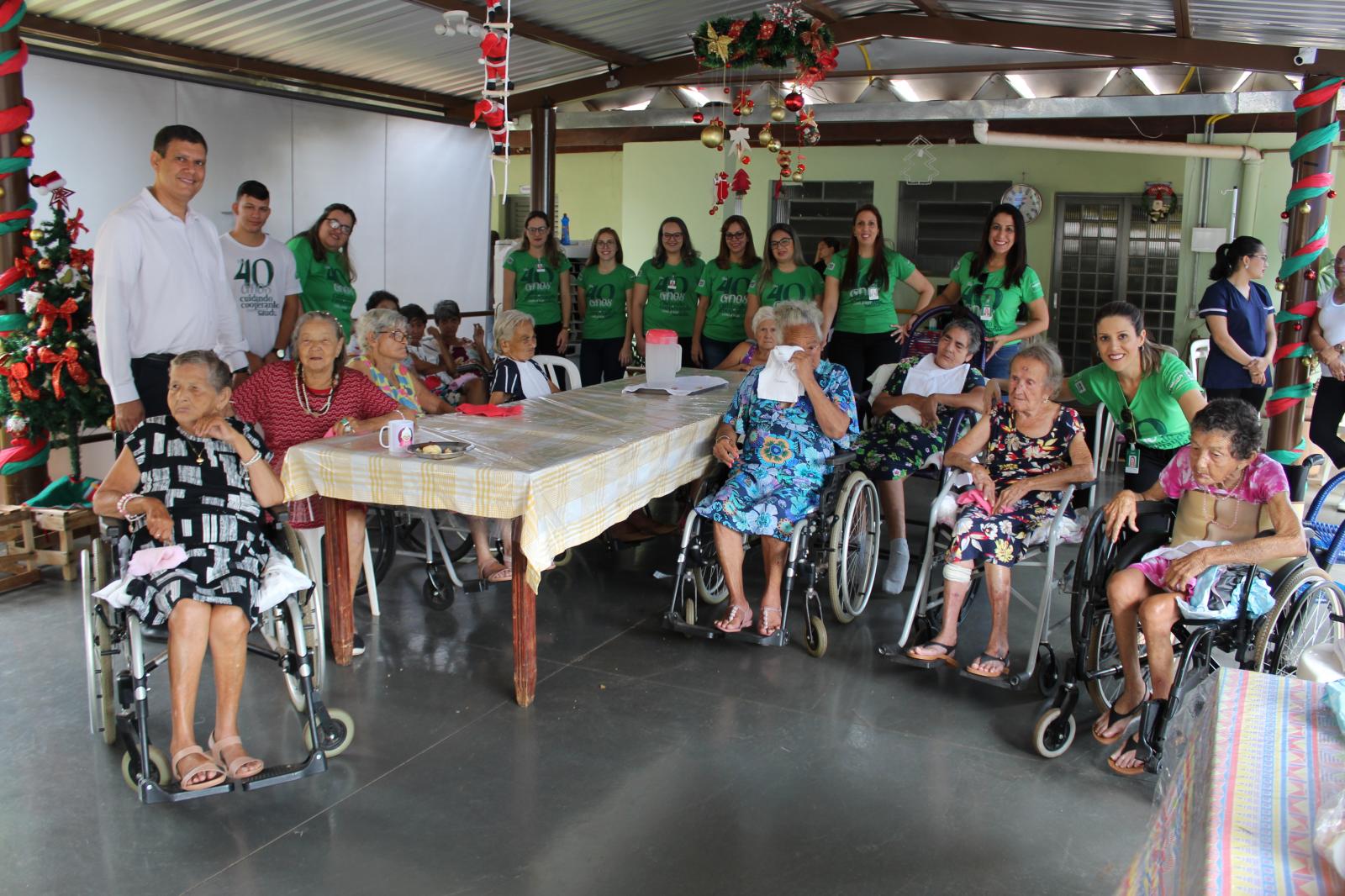 Unimed Três Lagoas adota cartas de Natal dos internos do Lar dos Velhos Eurípedes Barsanulpho