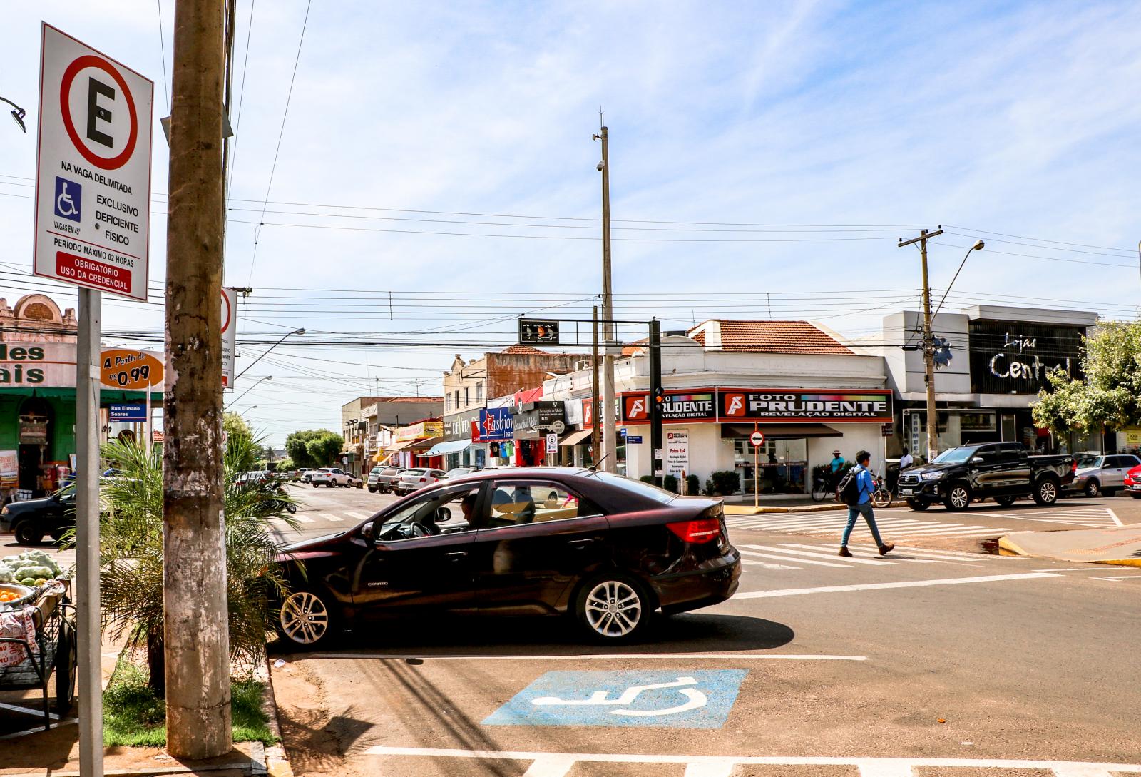 VAGAS ESPECIAIS DE ESTACIONAMENTO – Direito é válido mediante apresentação de cartão