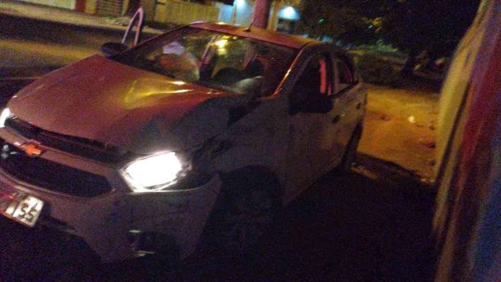 Motorista de aplicativo é sequestrado por dupla e se salva ao pular de carro em movimento