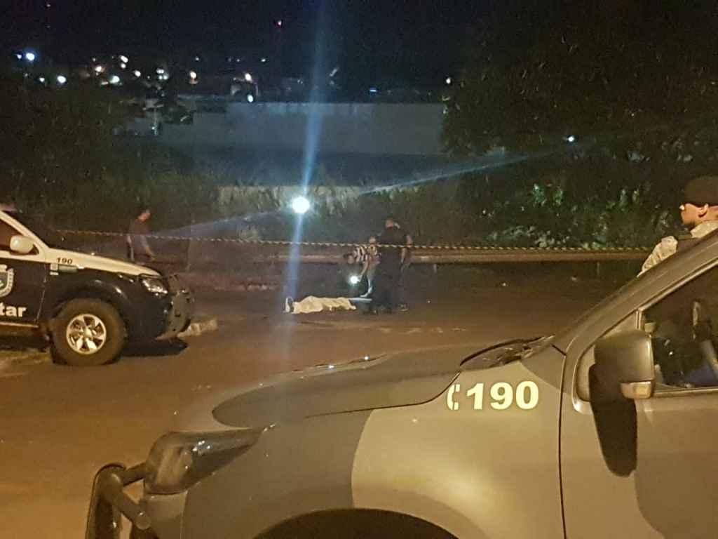 Polícia aguarda laudo de exames feitos em ex de drag assassinada atrás do shopping Polícia aguarda laudo de exames feitos em ex de drag assassinada atrás do shopping