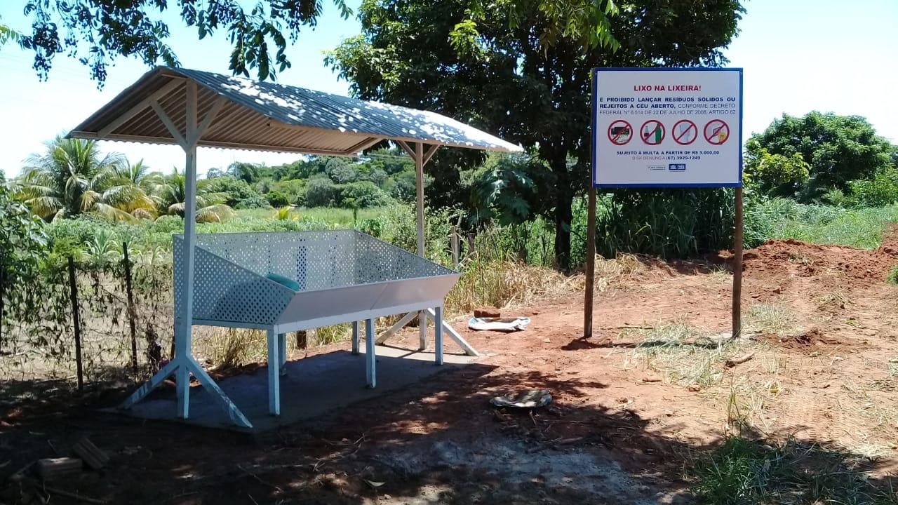 Novas lixeiras estão sendo instaladas nas estradas rurais e ranchos de Três Lagoas