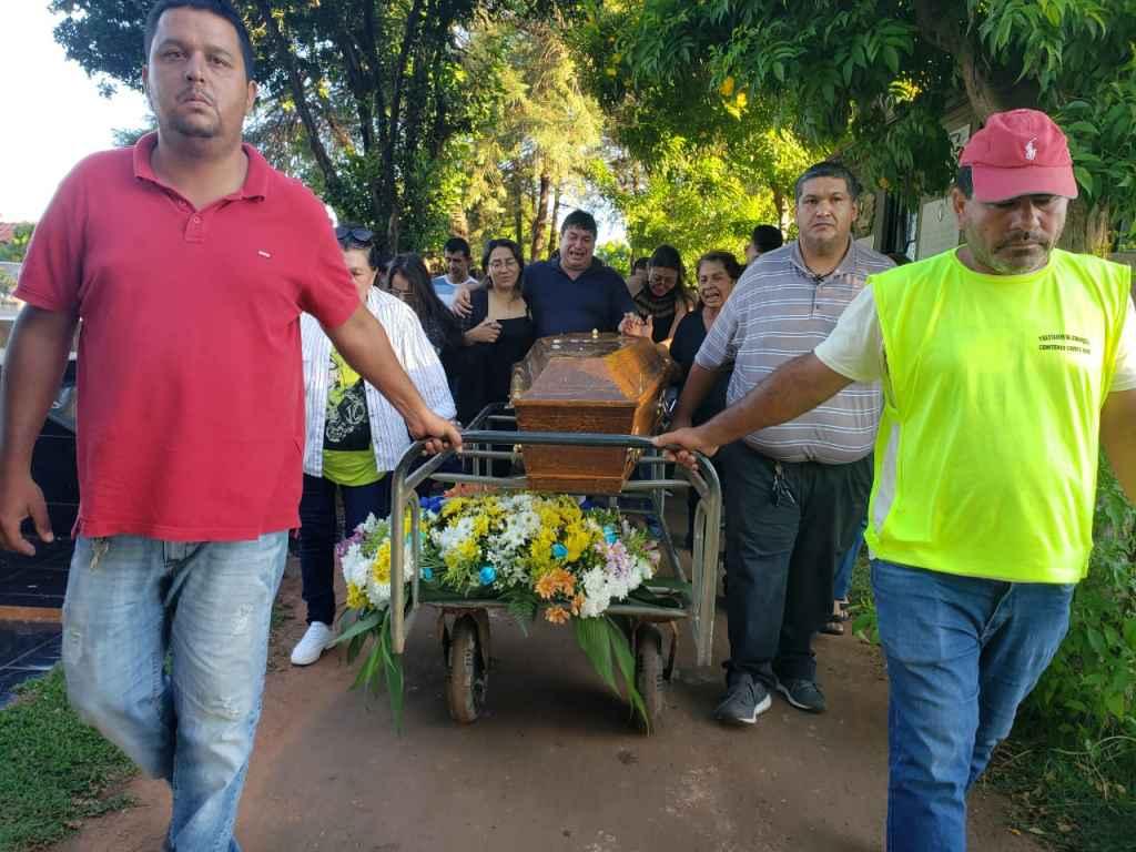 Sob forte comoção e com cortejo da polícia, jornalista é sepultado na fronteira