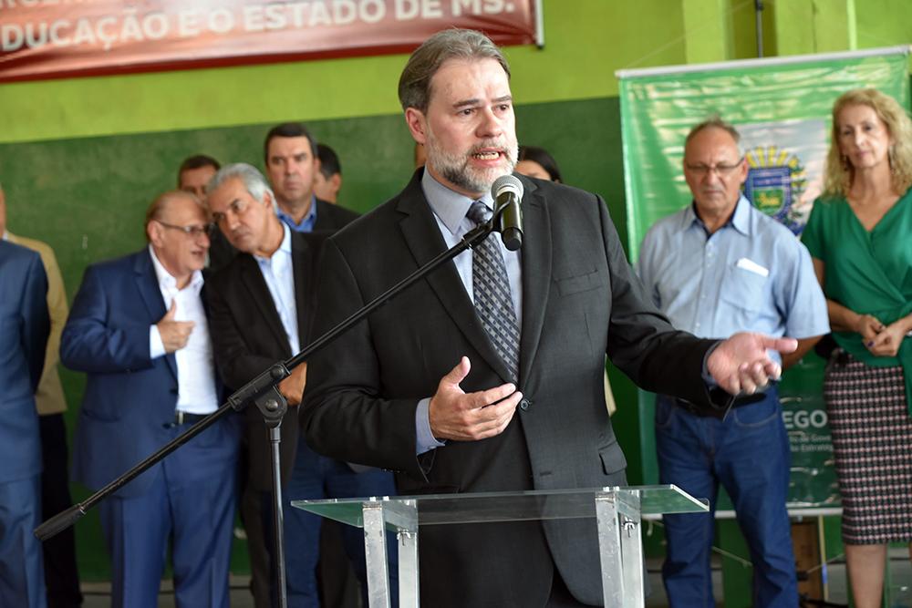 Na entrega de reforma de escola, Longen destaca trabalho do Senai na qualificação de detentos   