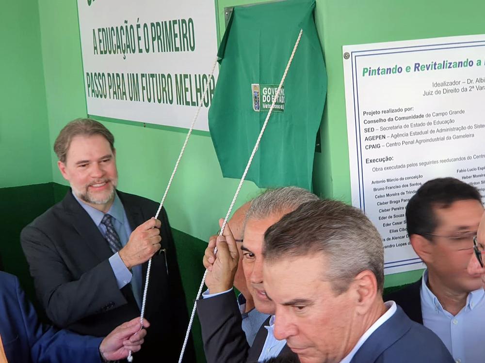 Na entrega de reforma de escola, Longen destaca trabalho do Senai na qualificação de detentos   