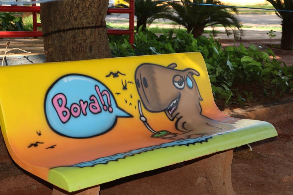 Bancos com pinturas temáticas ampliam visual alegre da Lagoa Maior Bancos com pinturas temáticas ampliam visual alegre da Lagoa Maior