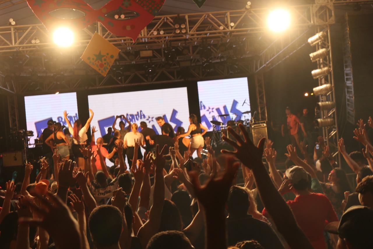 Decoração chama a atenção durante a festa de Carnaval e DJ anima a segunda noite