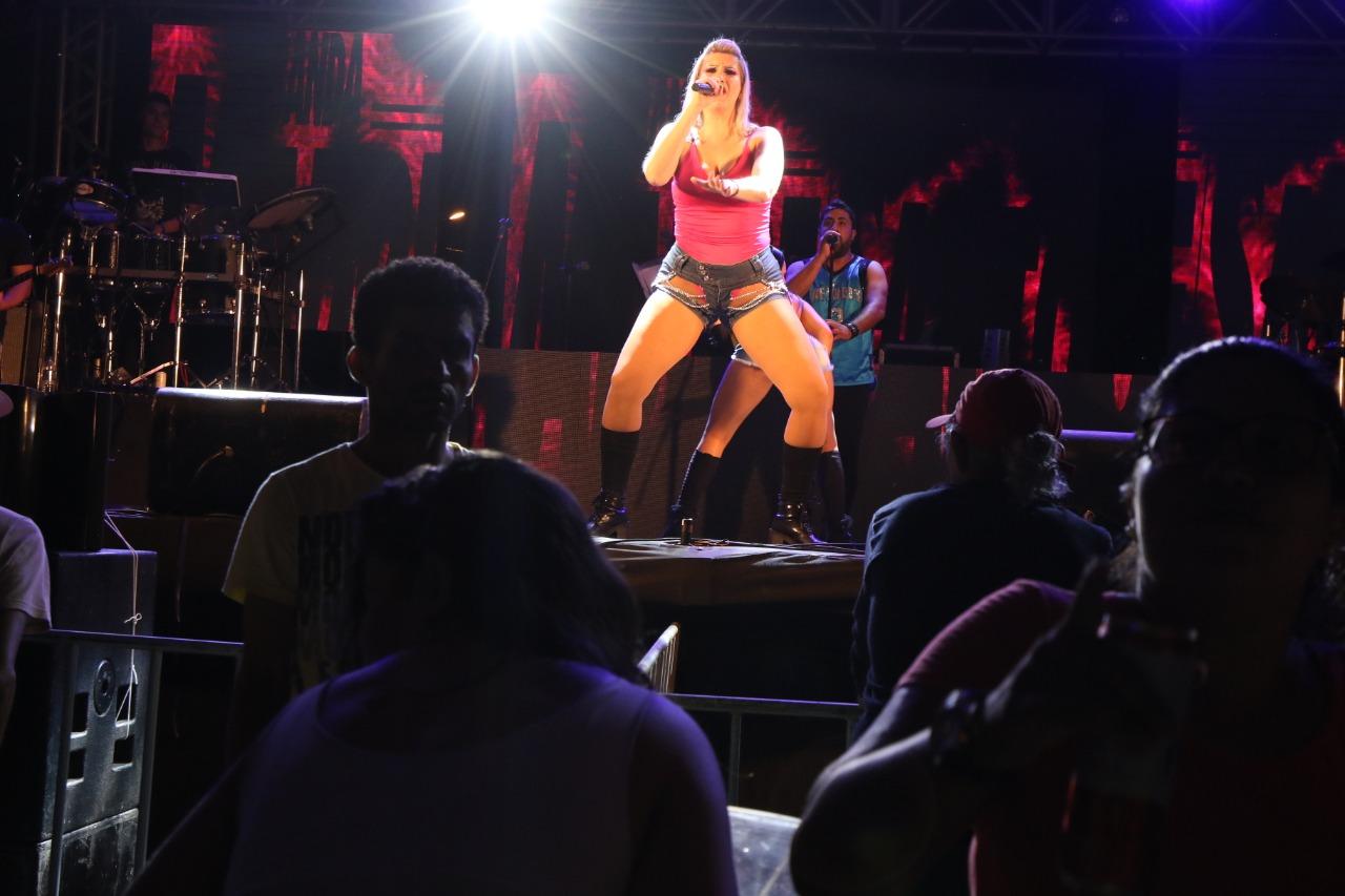 Decoração chama a atenção durante a festa de Carnaval e DJ anima a segunda noite