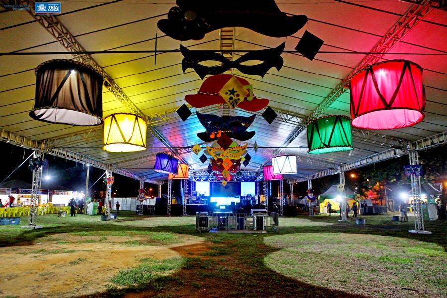 Decoração chama a atenção durante a festa de Carnaval e DJ anima a segunda noite