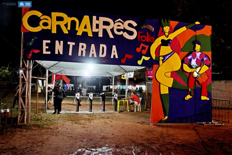 Decoração chama a atenção durante a festa de Carnaval e DJ anima a segunda noite