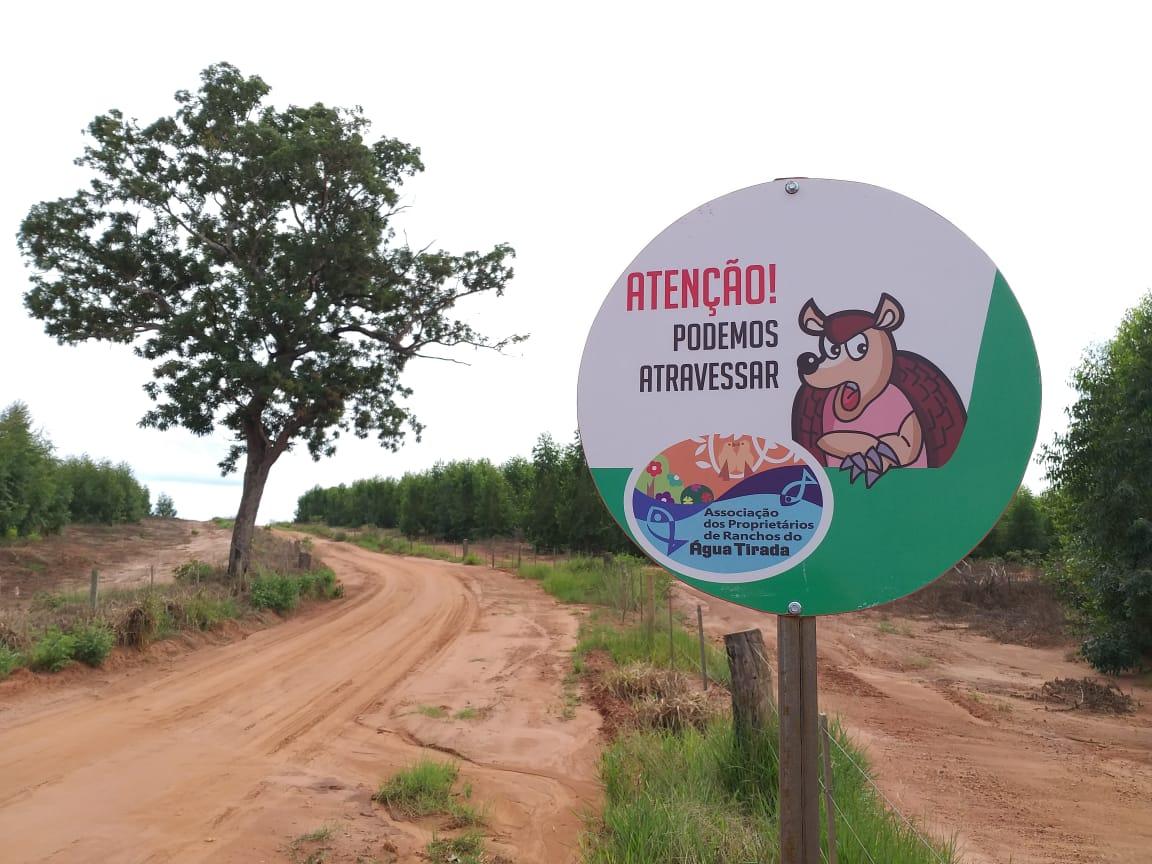 EXEMPLO DE CIDADANIA – Rancheiros do Água Tirada instalam placas de orientação sobre animais silvestres e descarte de lixo EXEMPLO DE CIDADANIA – Rancheiros do Água Tirada instalam placas de orientação sobre animais silvestres e descarte de lixo