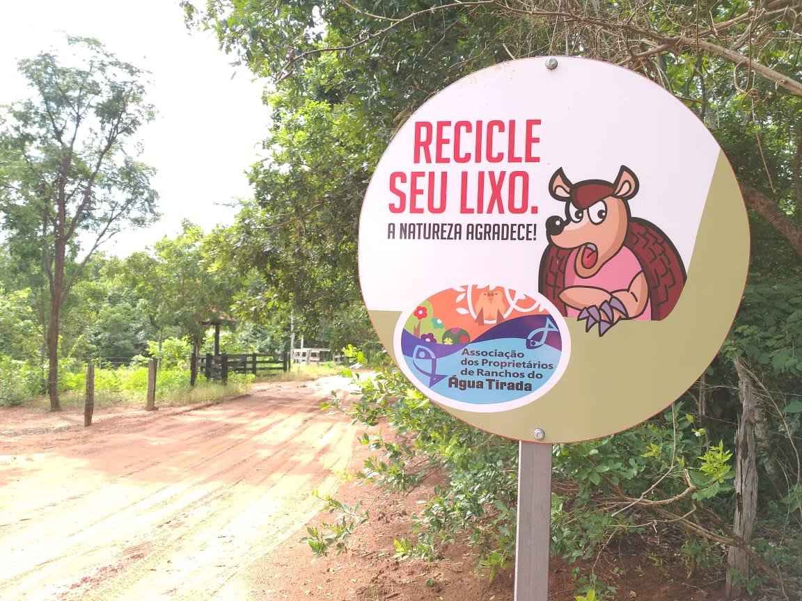EXEMPLO DE CIDADANIA – Rancheiros do Água Tirada instalam placas de orientação sobre animais silvestres e descarte de lixo EXEMPLO DE CIDADANIA – Rancheiros do Água Tirada instalam placas de orientação sobre animais silvestres e descarte de lixo