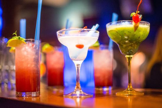 Garçom é denunciado à polícia por lamber orelha de cliente em barzinho de Campo Grande