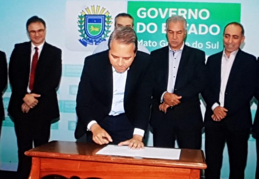 Coronel David assina termo para retomada do concurso da Polícia Civil