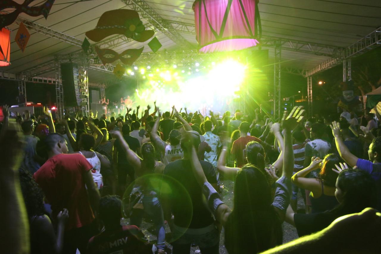 Decoração chama a atenção durante a festa de Carnaval e DJ anima a segunda noite