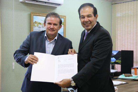 Eduardo Rocha, vice-presidente da ALEMS, faz uma visita de cortesia ao Defensor Público-Geral de MS Eduardo Rocha, vice-presidente da ALEMS, faz uma visita de cortesia ao Defensor Público-Geral de MS