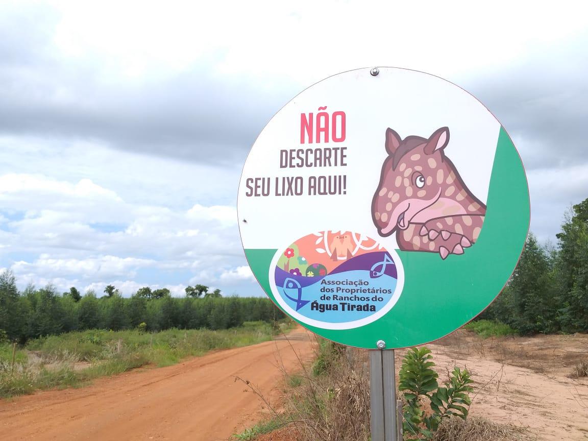 EXEMPLO DE CIDADANIA – Rancheiros do Água Tirada instalam placas de orientação sobre animais silvestres e descarte de lixo EXEMPLO DE CIDADANIA – Rancheiros do Água Tirada instalam placas de orientação sobre animais silvestres e descarte de lixo