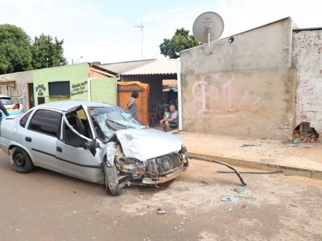 Homem perde a direção e acorda criança e idosa com batida no muro