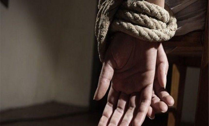 Mulher é amarrada por ladrão que rouba joias, dólares e celulares