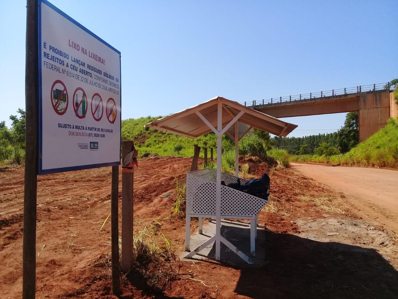 Novas lixeiras estão sendo instaladas nas estradas rurais e ranchos de Três Lagoas