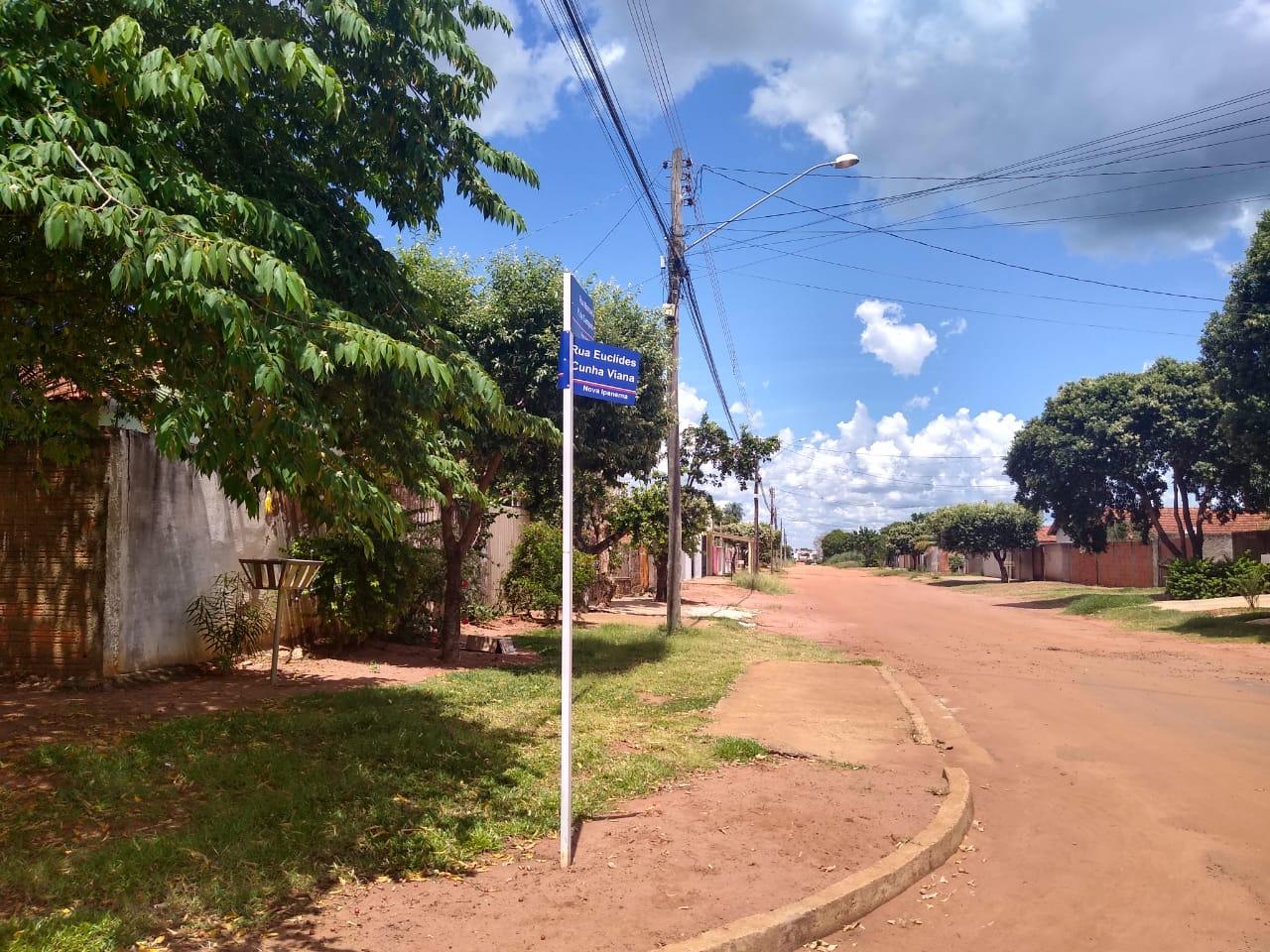 Vândalos depredam placas de identificação de ruas em Três Lagoas Vândalos depredam placas de identificação de ruas em Três Lagoas