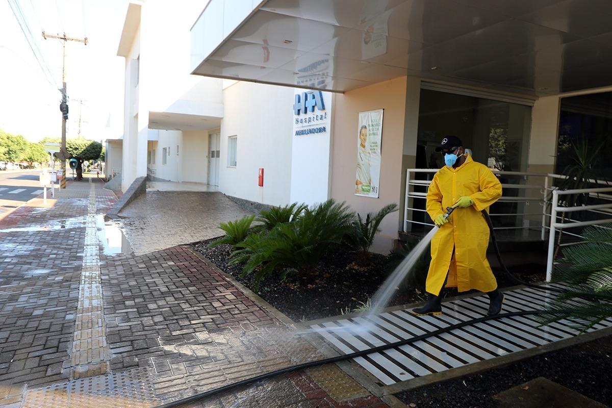 Calçadas de Hospitais, Supermercados e Unidades de Saúde deTrês Lagoas são lavadas como medida de prevenção ao COVID-19