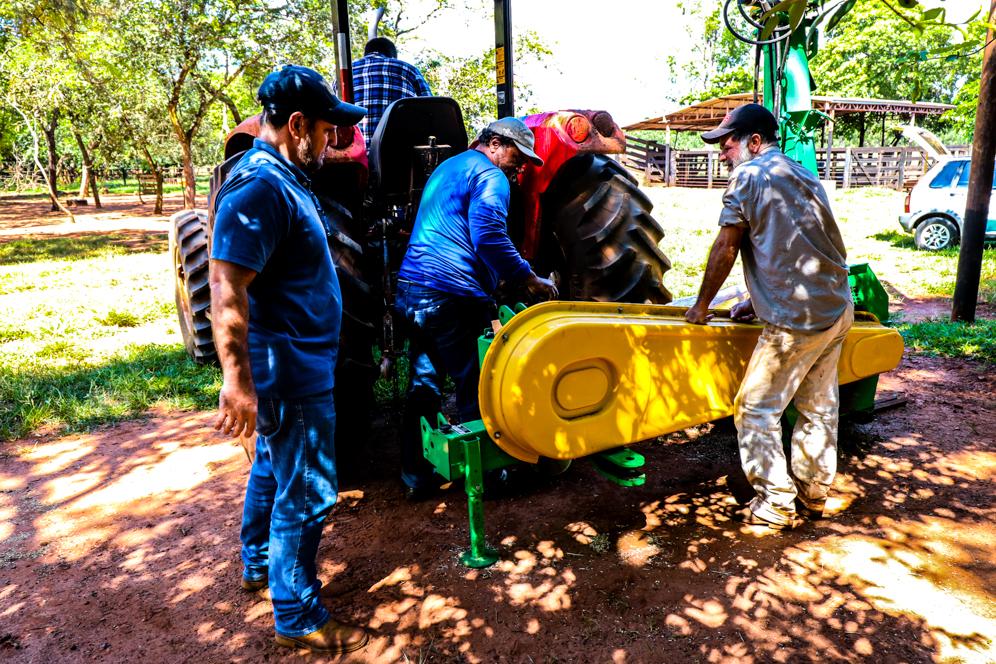 Agronegócio põe ensiladeira para funcionar e serviço garantirá alimentação dos bovinos em época de estiagem no campo