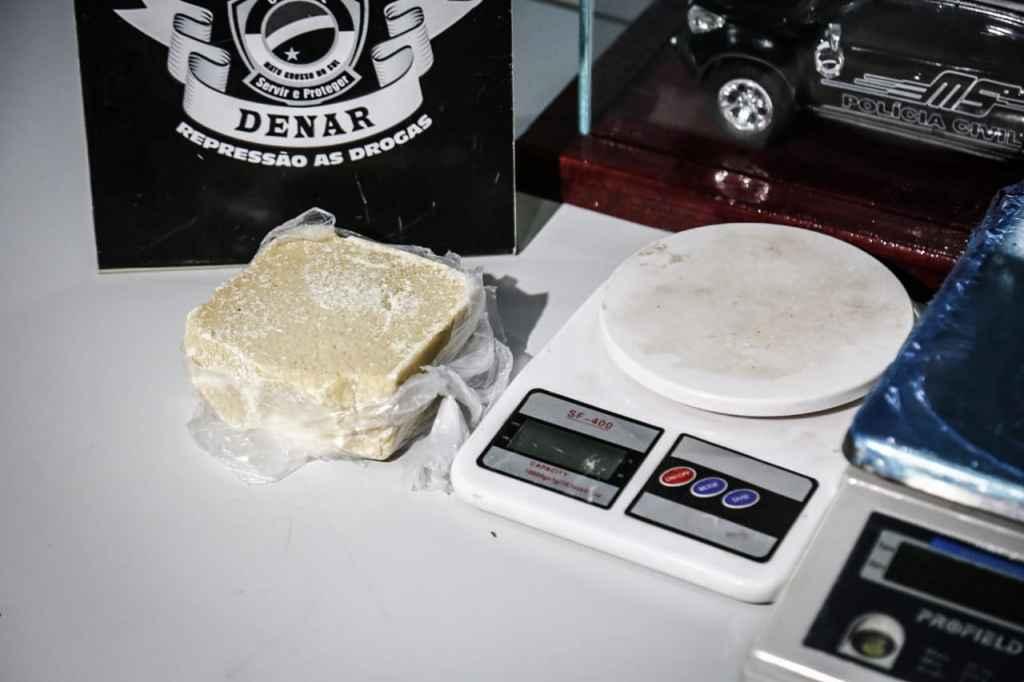 Com droga avaliada em R$ 30 mil, traficante escapa e deixa a mãe ser presa no lugar