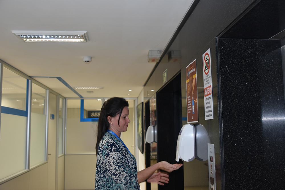 Sistema Fiems instala “dispensers” com álcool em gel em todas as unidades
