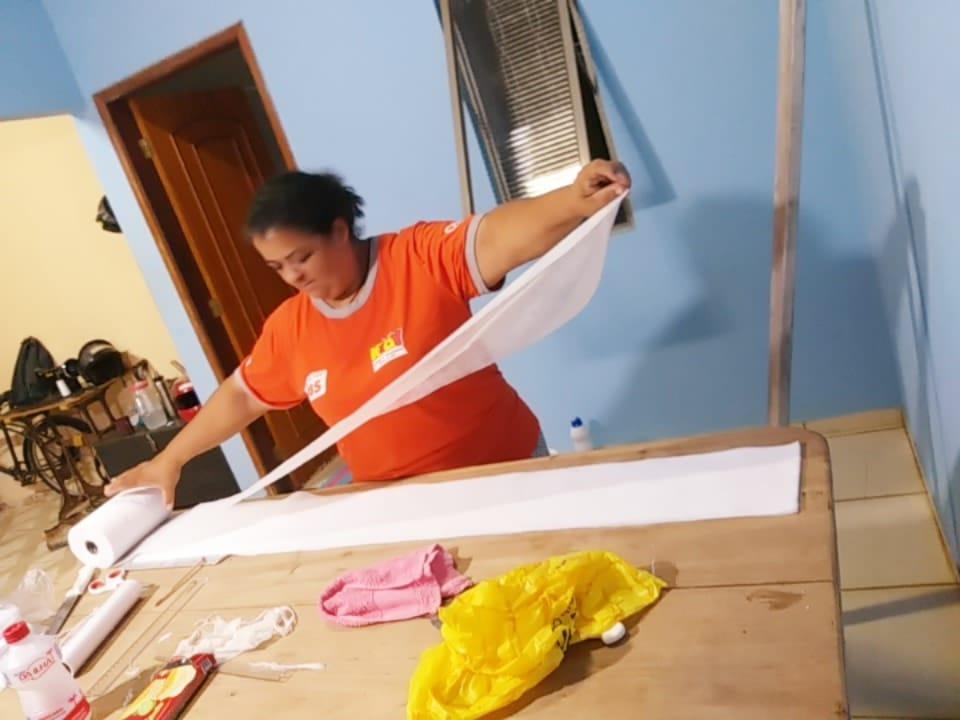 Prefeitura fornece tecido e 42 voluntárias costuram máscaras para saúde