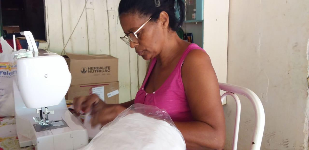 Prefeitura fornece tecido e 42 voluntárias costuram máscaras para saúde