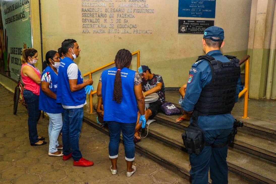 Abordagem Social tenta convencer pessoas em situação de rua a irem para o Alojamento do Centro Pop Abordagem Social tenta convencer pessoas em situação de rua a irem para o Alojamento do Centro Pop