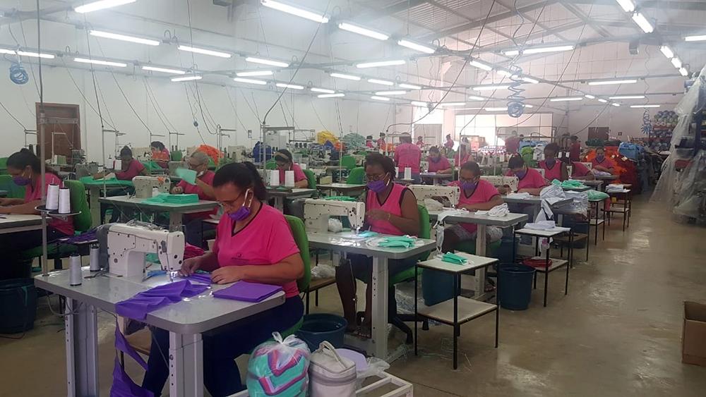 Indústrias do vestuário da Capital produzem máscaras de proteção para doar e comercializar