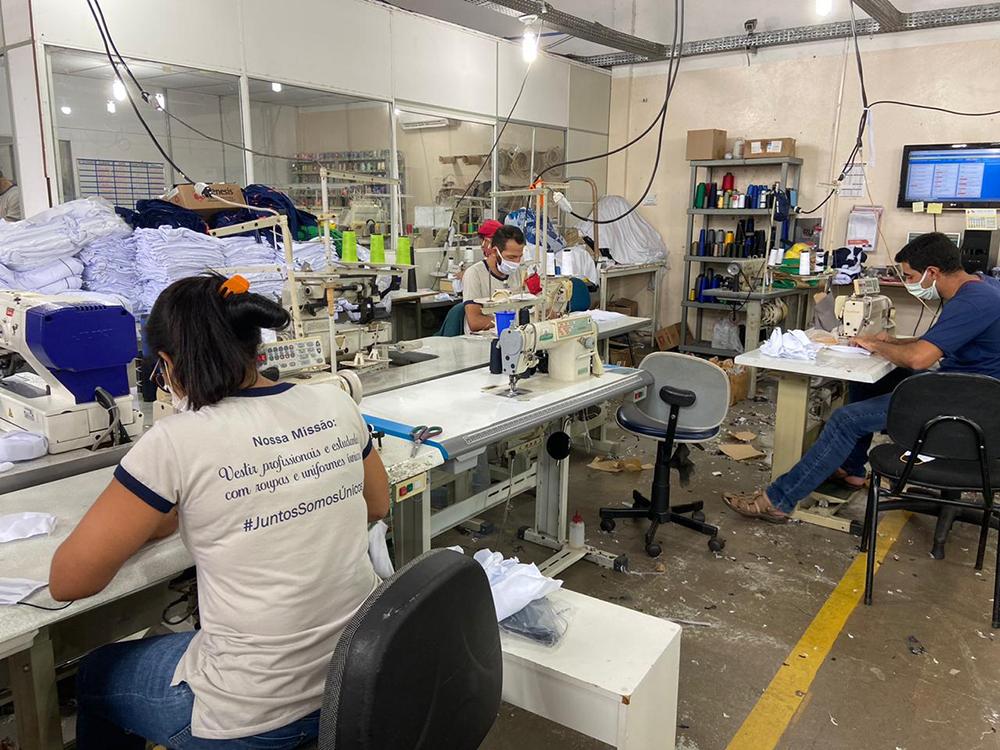 Indústrias do vestuário da Capital produzem máscaras de proteção para doar e comercializar