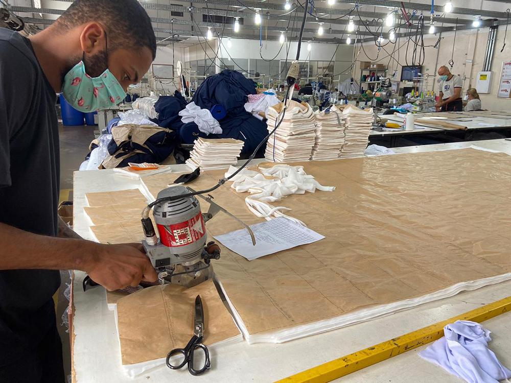 Indústrias do vestuário da Capital produzem máscaras de proteção para doar e comercializar