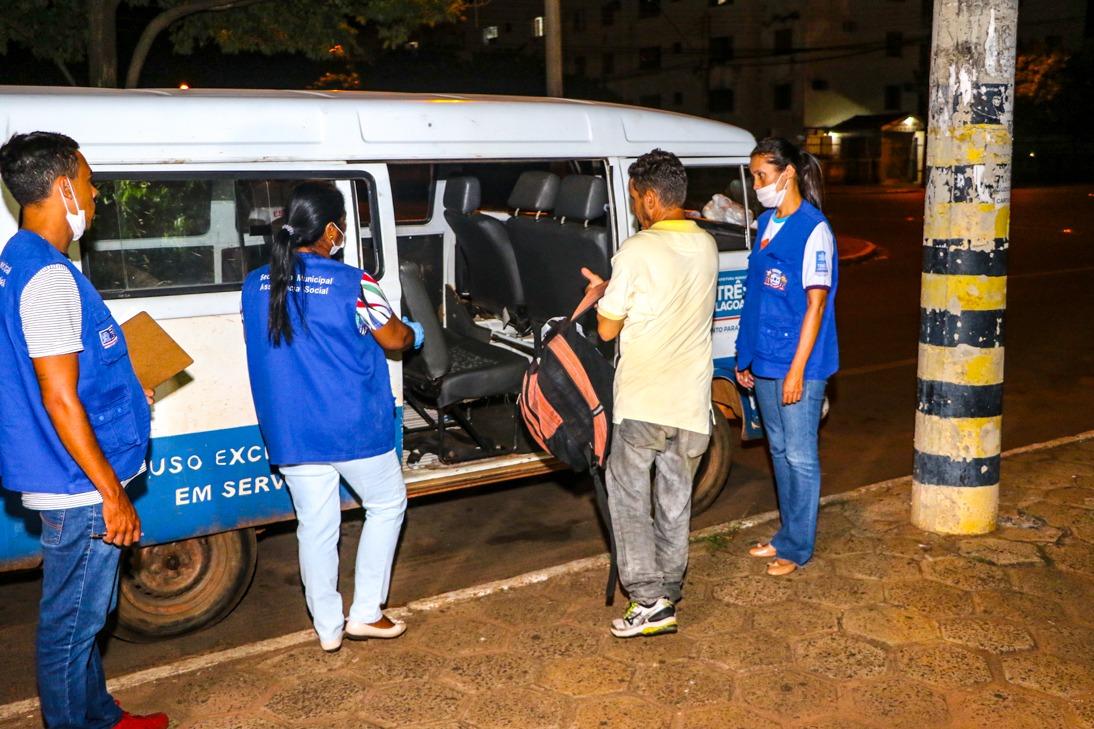 Abordagem Social tenta convencer pessoas em situação de rua a irem para o Alojamento do Centro Pop